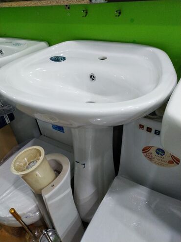 тюльпан: Ayaq üstə dayanan ağ rəngli keramika əl-üz yuyan. Hamam otaqları və ya