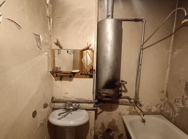 Köhnə tikili: Ev Gülüstanda 12 nömrəli məktəbin yaxınlığındadir, 5 mərtəbəli — 9