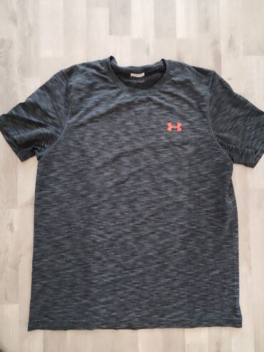 c a basic majice: Men's T-shirt Under Armour, XL (EU 42), bоја - Crna