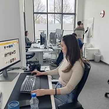 Kancelarija: Moderna opremljena kancelarija – otvoreni prostor za timove - Svetao — 8