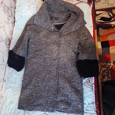 отдам даром сапоги: Отдам даром женские вещи, полтора 3 шт, куртка, плащ и т.д. все в