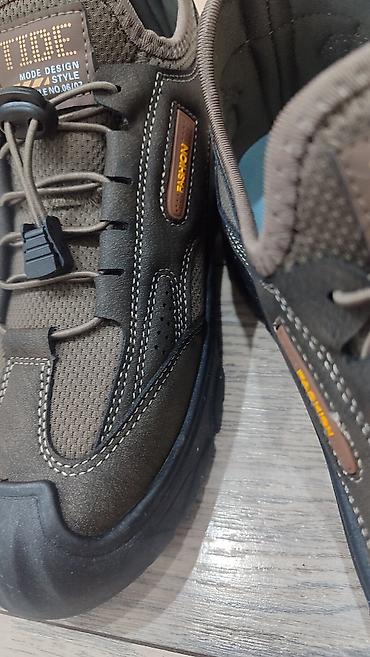 Кроссовки и спортивная обувь: Мужские повседневные кроссовки . Остался только один размер. 41 — 12