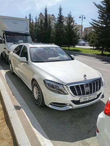 Fizika: Mercedes‑Maybach S‑sinfi, ağ rəng, uzun baza. Eksteryer: xrom Maybach