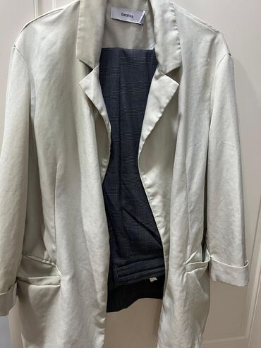 Kostyumlar: Dəst birlikdə Pencək Bershka Şalvar Zara. Dəst olaraq satılır 15 AZN — 3