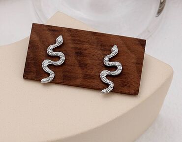 серебрянные серьги келдике: Cерьги в форме змеи в креативном стиле, высота змейки 3 см