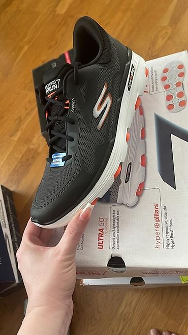 Skechers GOrun 7 kişi qaçış krosovkası - Rəng: qara/boz, narıncı