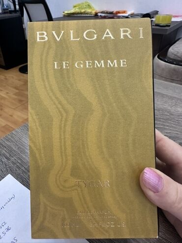 Bvlgari Le Gemme Tygar ətir suyu, qızılı rəngli qablaşdırmada təqdim