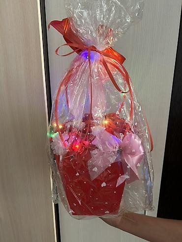 8 мартка карата открыткалар: 🌹 **Светящийся букет из атласных роз в подарочной корзине-сумке** ✨ * — 2