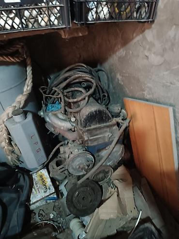 Avtomobil üçün ehtiyat hissələri komplekti təqdim olunur: şəkildə