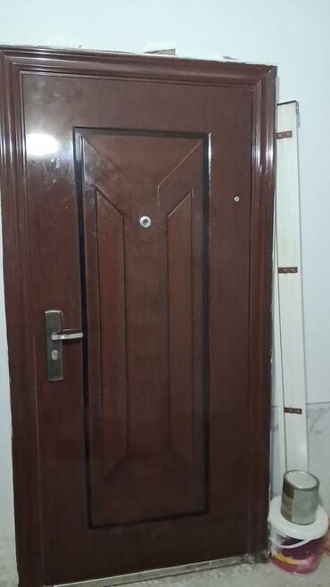Divanlar: Seyf qapi satilir yaxsi vəzyətdə,olcu standart.Qiymət 150man.Unvan