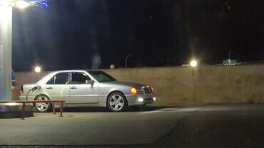 Mercedes-Benz: Mercedes-Benz 220: 2.2 l | 1995 il Sedan — 5