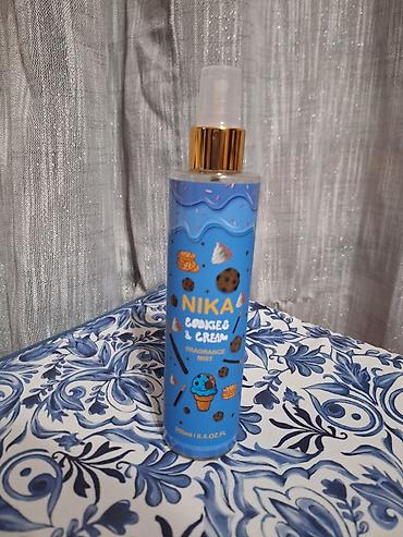prsluk prevrnuta koza: NIKA Cookies & Cream – mirisni sprej za kosu i telo, 250 ml (8.4 — 1