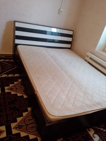 кровать в караколе: Спальный гарнитур, Двуспальная кровать, цвет - Черный, Б/у