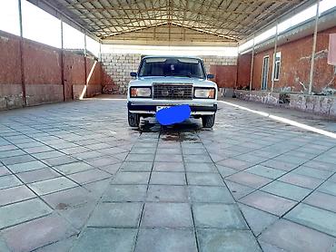 2107 qapı: VAZ 2107, ağ rəng, 4 qapı sedan. Texniki xüsusiyyətlər: - Benzin — 1