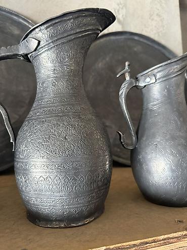 balaca qazan: Əl işı mis/boz rəngli metal sürahi və sini dəsti - Material: döymə — 4
