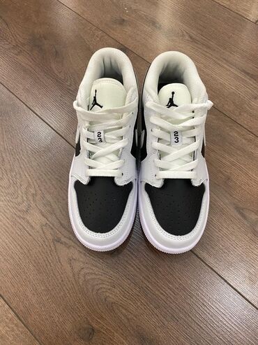 джорданы женские: Кроссовкалар, 37.5, Air Jordan, Жаңы, түсү - Кара, Өзү алып кетүү