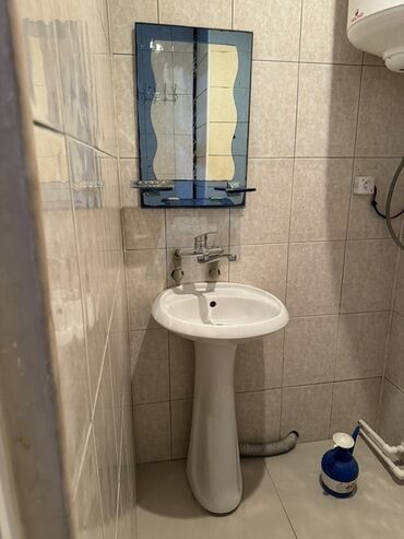 Çanaqlar, tülpanlar: Cox az istifade olunmush, yeni kimi moyka, kran ve guzguyle