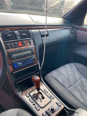 Mercedes-Benz: Mercedes-Benz E-Class (W210) sedan - Kuzov: 4 qapılı sedan, tünd mavi — 1