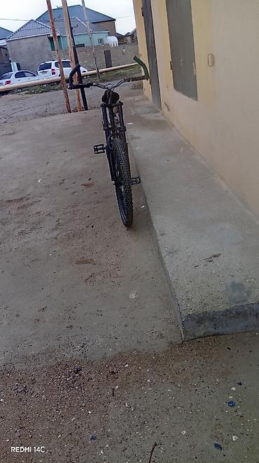 İdman və hobbi: Dağ/trek tipli velosiped - Güclü metal (ehtimalən polad/alüminium) — 1