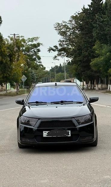 sedan avtomobil: Model: Sedan (qara rəng), 4 qapı Xüsusiyyətlər: - Aqressiv dizaynlı — 7