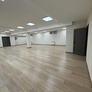 Аренда помещений свободного назначения: Сдается в аренду просторное коммерческое помещение в современном — 1