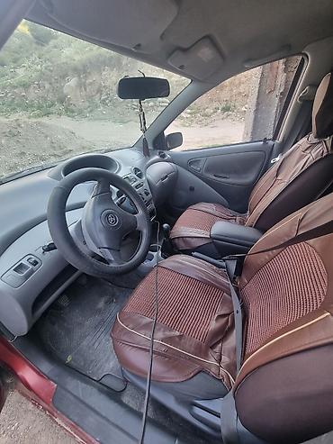 мерседес т 1: Toyota Yaris: 2000 г., 1.3 л, Кол менен иштөөчү, Бензин, Хетчбек — 4