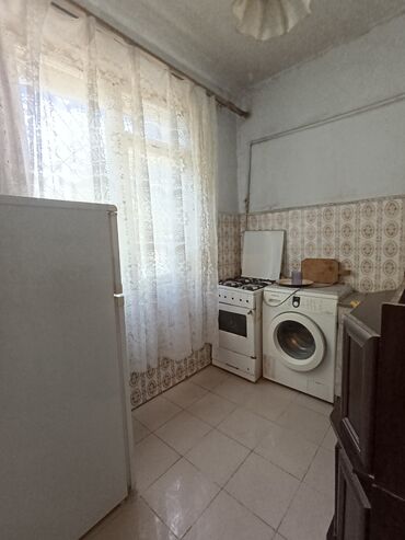 Kirayə mənzillər: Bu kirayə mənzil kafel döşəməli mətbəxə, pərdəli geniş pəncərəyə