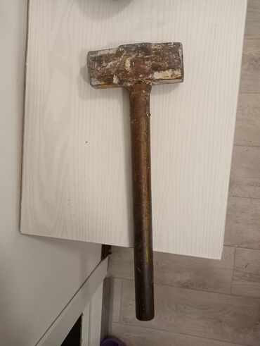сандык кара балта: Кувалда с металлической рукояткой. - Компактная головка прямоугольной