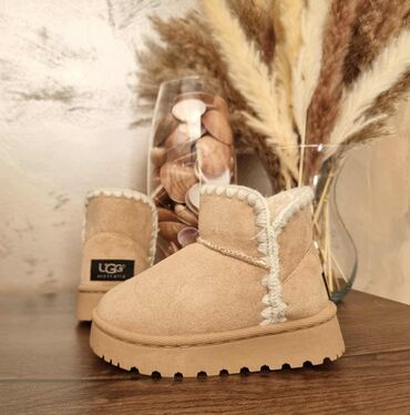 Ugg čizme: Dečije čizmice kolekcija 
jesen zima 
Cena 3500
Vel. 25-36 
P/30 — 2