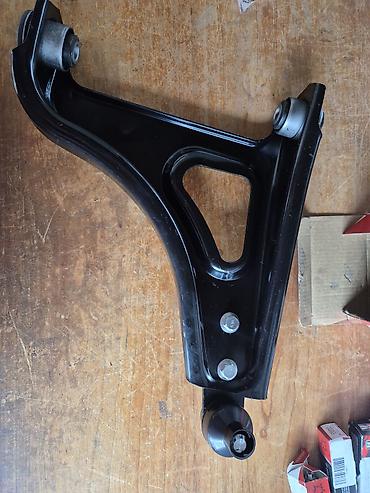 Auto delovi: Rame viljuska Reno Twingo 1 sa kuglom i gumeno‑metalnim čaurama - — 1