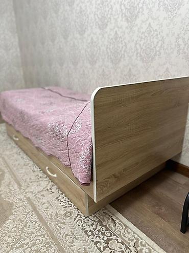 bunk bed: Односпальная кровать с выдвижными ящиками и матрасом. - Размер — 6