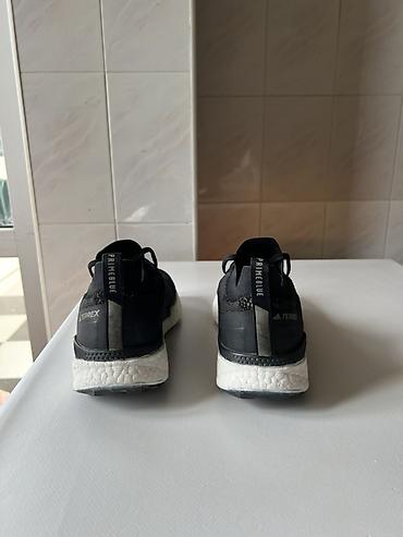 Kişi ayaqqabıları: Adidas Terrex qaçış/trekkinq krossovkası - Rəng: qara, ağ BOOST orta — 3