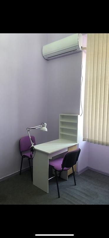 Ofis mebeli: Ofis üçün kiçik iş guşəsi dəsti - Yazı masası: Ağ rəngdə, kompakt — 1