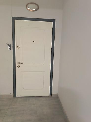 standard qapi olculeri: Ağ rəngdə giriş qapısı - Material: metal karkaslı, ağ MDF/panel örtük — 2
