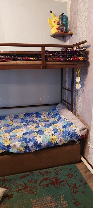 Кровати: Кровать двух этажа раздвигаетса низ двух спальная не писать звоните