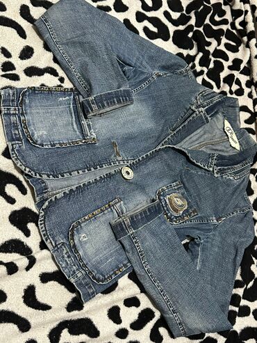 Dəstlər, kostyumlar: İkinci el paltarlar Məhsul: 2 ədəd üst geyimi dəsti 1) Qolsuz qadın — 3