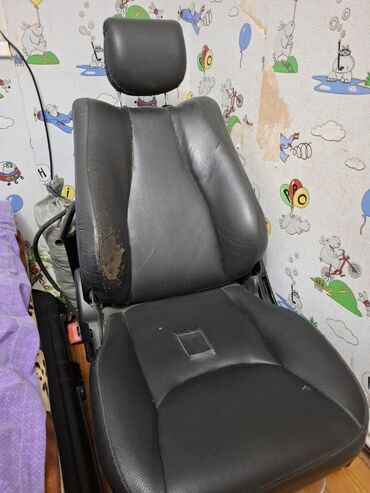 Oturacaqlar: Mercedes W220nin ön oturacaqları. Üzərində paduşkaları, blokları var — 1