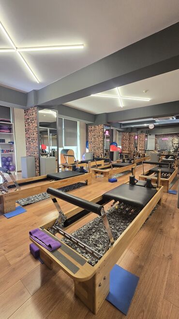 Нарды: Pilates studiyası üçün nəzərdə tutulmuş pilates reformer dəstləri