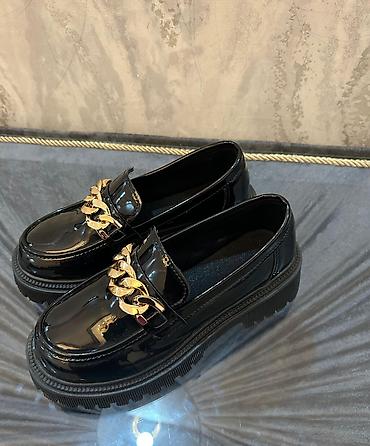 Qadın üçün qara lak dəridən loaferlər - Material: parlaq lak formalı
