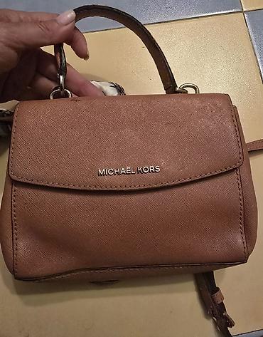 Torbe: MICHAEL KORS mala torba preko ramena, a moze se nositi i u ruci. Neka — 4