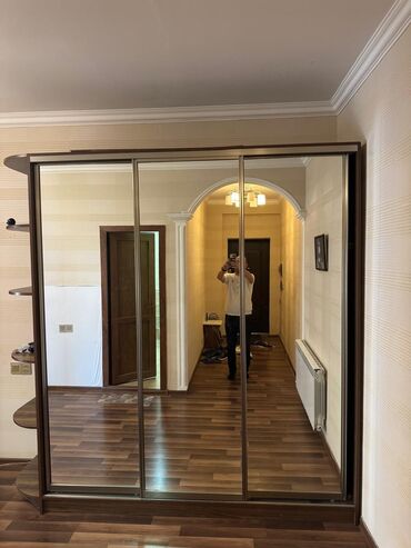 Lüğətlər: Kupe, 3 qapılı Düz dolab, Qarderob, paltar dolabı