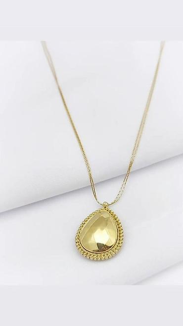 Серьги: Пара элегантных золотистых сережек с английским замком. Каждая сережка — 23