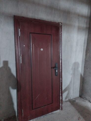 Otaq qapıları: Mənzil üçün İşlənmiş Giriş qapısı Glazok ilə, Zəmanətsiz, Ünvandan götürmə