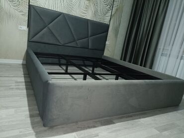 Односпальные кровати: Представлена кровать с мягким изголовьем, выполненная в сером цвете — 5