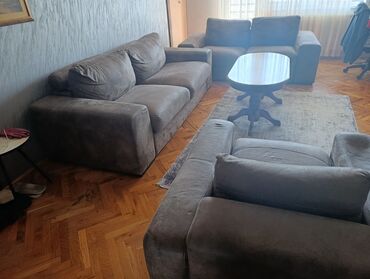 dimenzije sofe: Garnitura za sedenje, braon boje, koja se sastoji od troseda, dvoseda