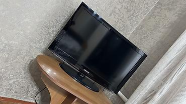 Телевизор Samsung, диагональ примерно 26–32". ЖК-панель, глянцевая
