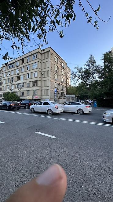 evler bine: 3 otaqlı mənzil – şəhər daxili yol kənarı, 5 mərtəbəli binada. 5-ci — 1