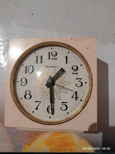 electron saat: Antik mexaniki yantar saat Ecemi metrosunun yanına çatdırılma