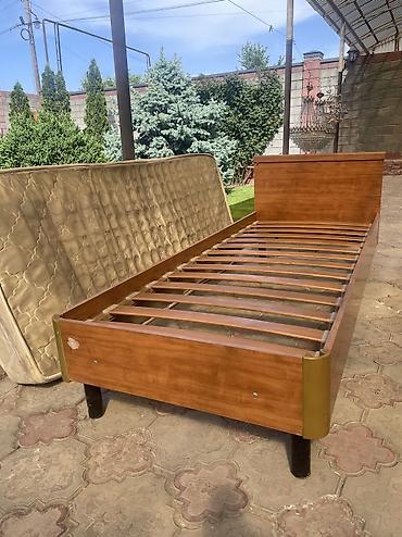 bunk bed: Б/у диваны, кресла, кровать в хорошем состоянии, без запаха. Пишите — 10
