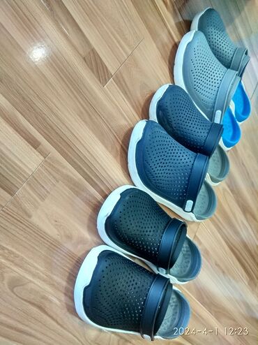 обувь спортивная: #Шлепанцы#Кроксы#Сланцы# какие размеры и цвета интересуют пишите